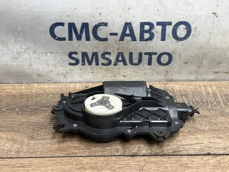 Доводчик двери Audi A8 4E0837059 D3 4.2 BVJ, передний правый