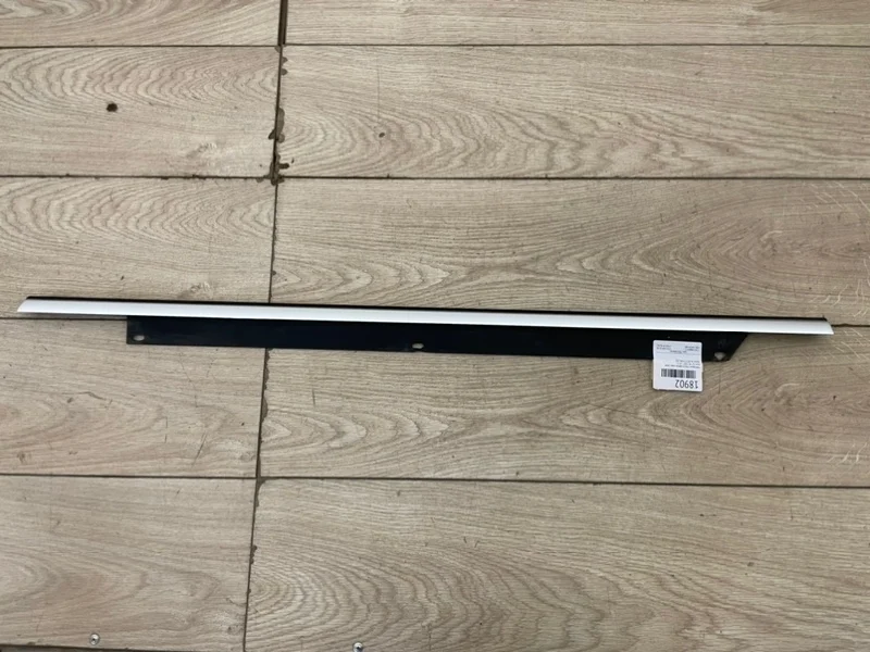 Накладка стекла двери Audi Q7 2007-2015 4L