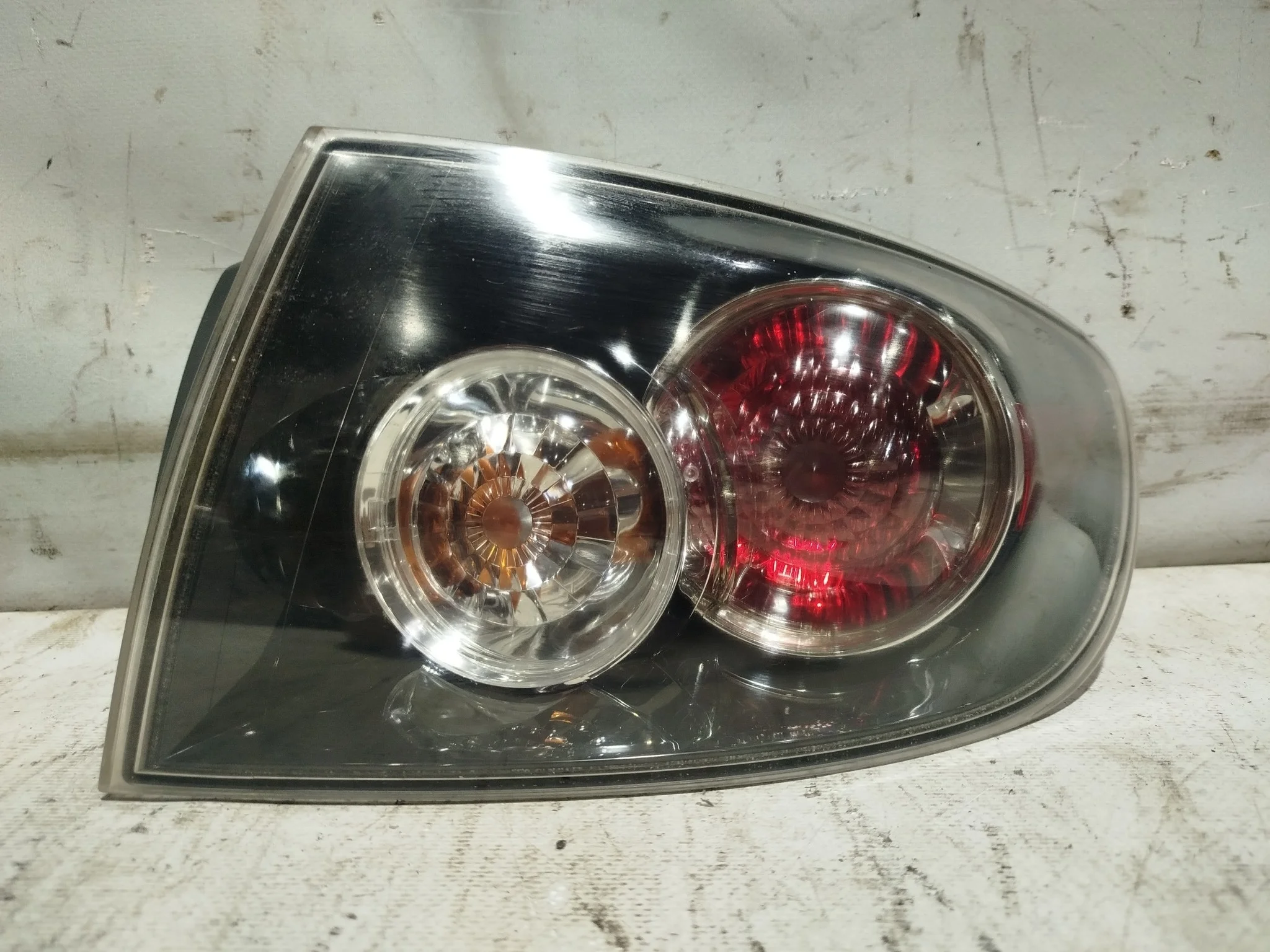 ФОНАРЬ MAZDA ПРАВЫЙ BR5H51150C  KE670