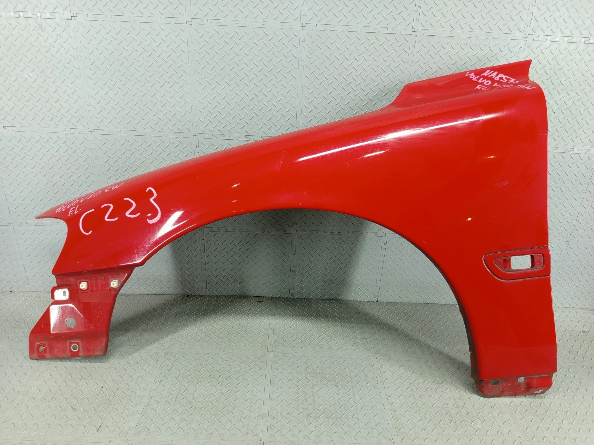 КРЫЛО VOLVO S60 V70 30796492 ПЕРЕДНЕЕ ЛЕВОЕ  красный NA8576