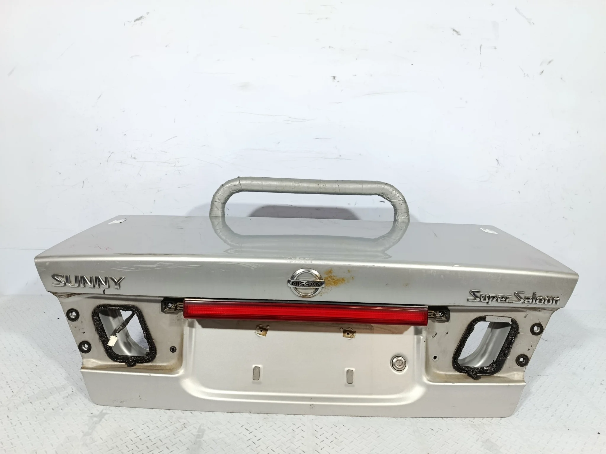 КРЫШКА БАГАЖНИКА NISSAN SUNNY H43004M4CM  серебро, KG1 VE010