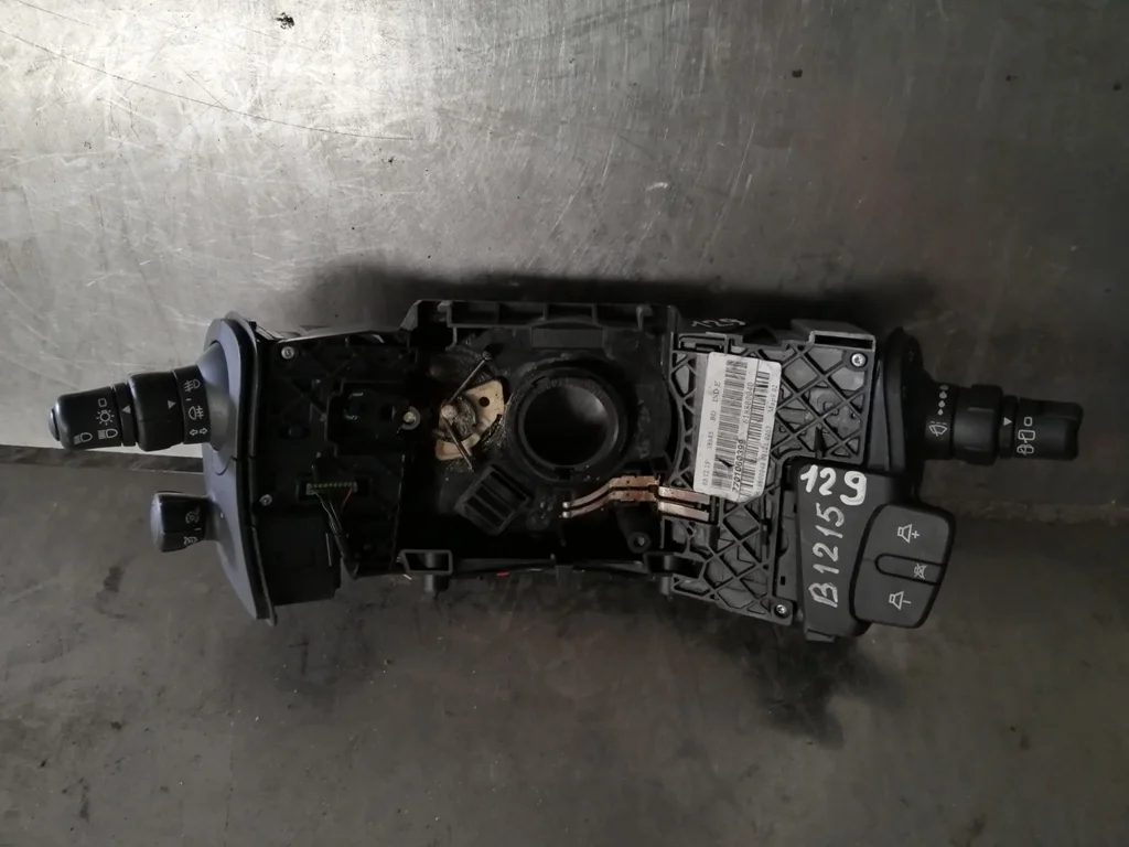 (129) Переключатель подрулевой (стрекоза) Renault Scenic II 2004 7701060399