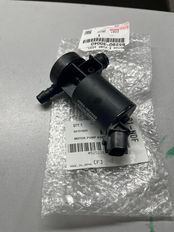 Насос омывателя фар TOYOTA Land Cruiser 8528030040 URJ202