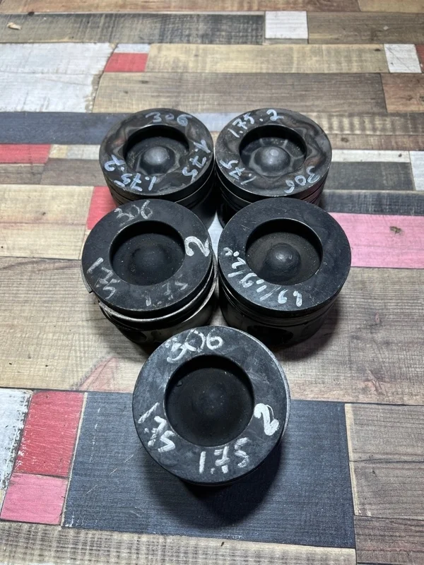 Поршень ДВС Land Rover Discovery 306DT L319 306DT