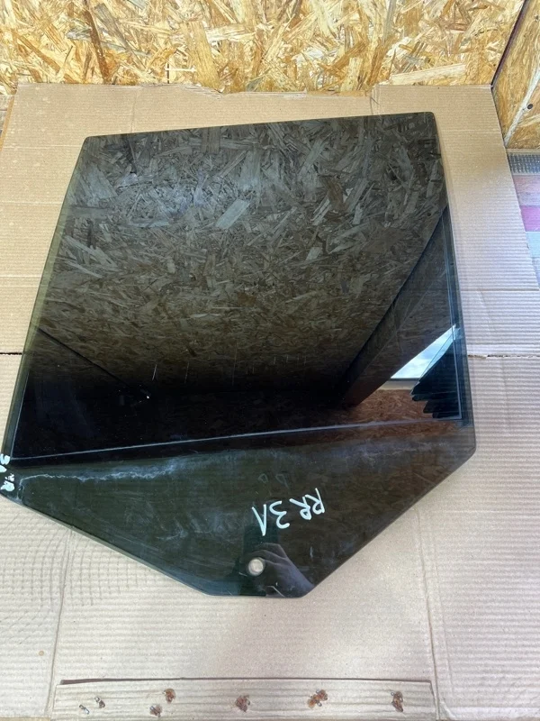 Стекло заднее Land Rover Range Rover CVB000051 L322, левое