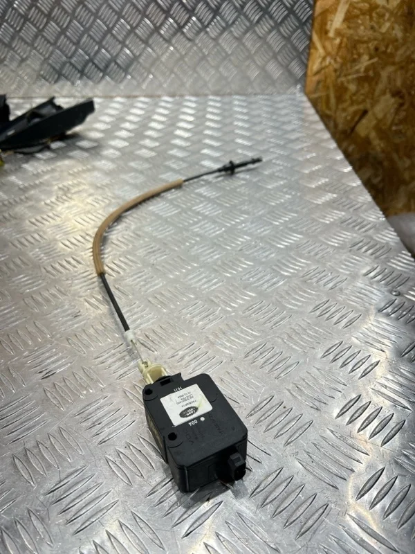 Замок лючка бензобака Land Rover Discovery FSG500013 L319