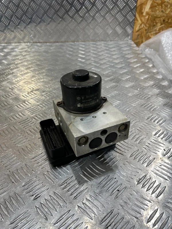 Блок ABS Volkswagen Touareg 7L0907379G 7L6