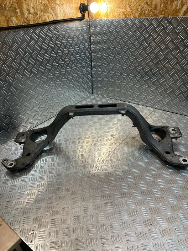 Кронштейн опоры двигателя Volkswagen Touareg 7L6199207 7L6