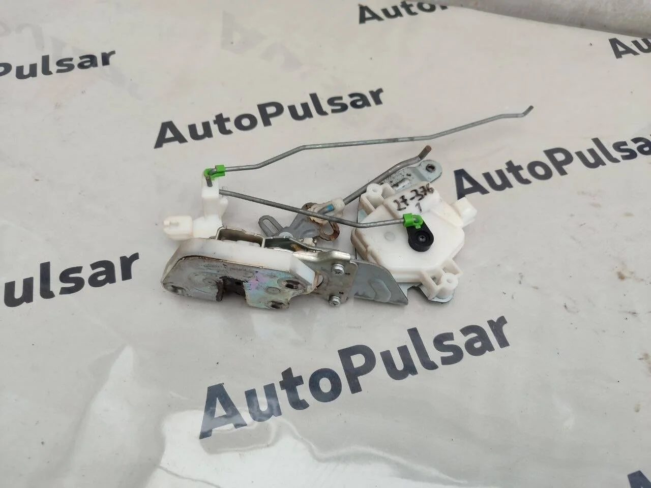 Замок двери багажника Mitsubishi Pajero 4