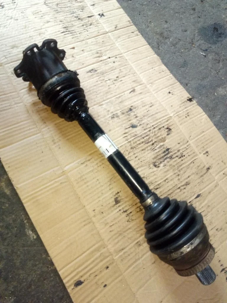 Полуось передняя левая (приводной вал, ШРУС) Audi A4 B6 (8EC, 8E5) 2000-2004 2004 1,9 TDi Дизель АКПП Универсал. A4