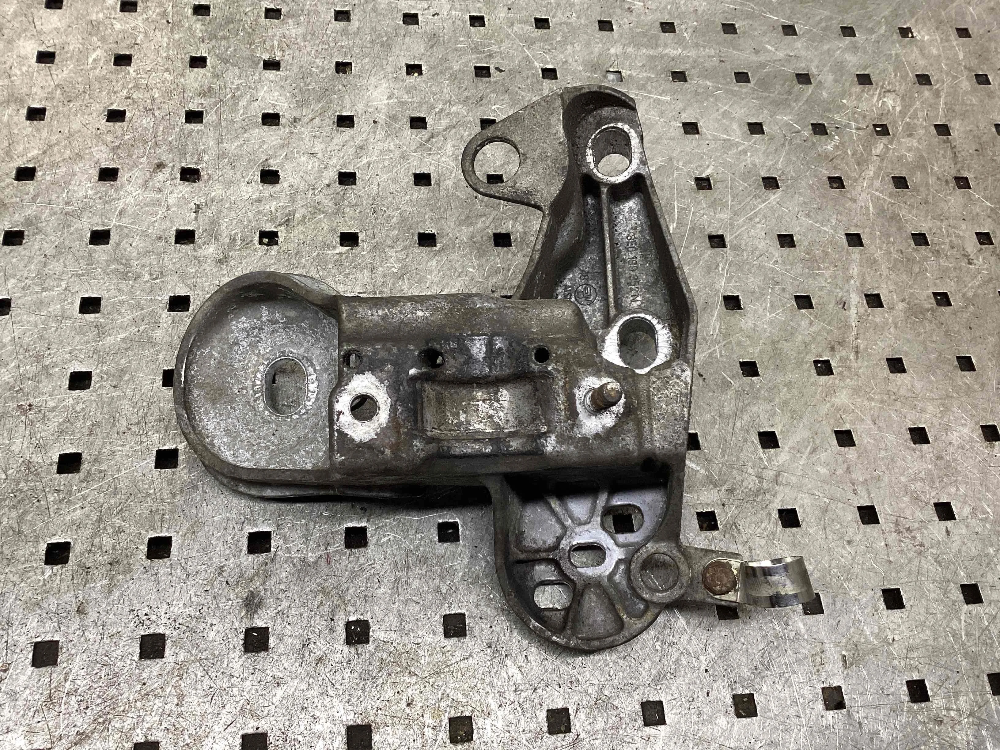 Кронштейн стабилизатора Audi A4 B7 (8EC, 8ED) 2004-2008 2007 2,7 TDi Дизель МКПП Седан. A4
