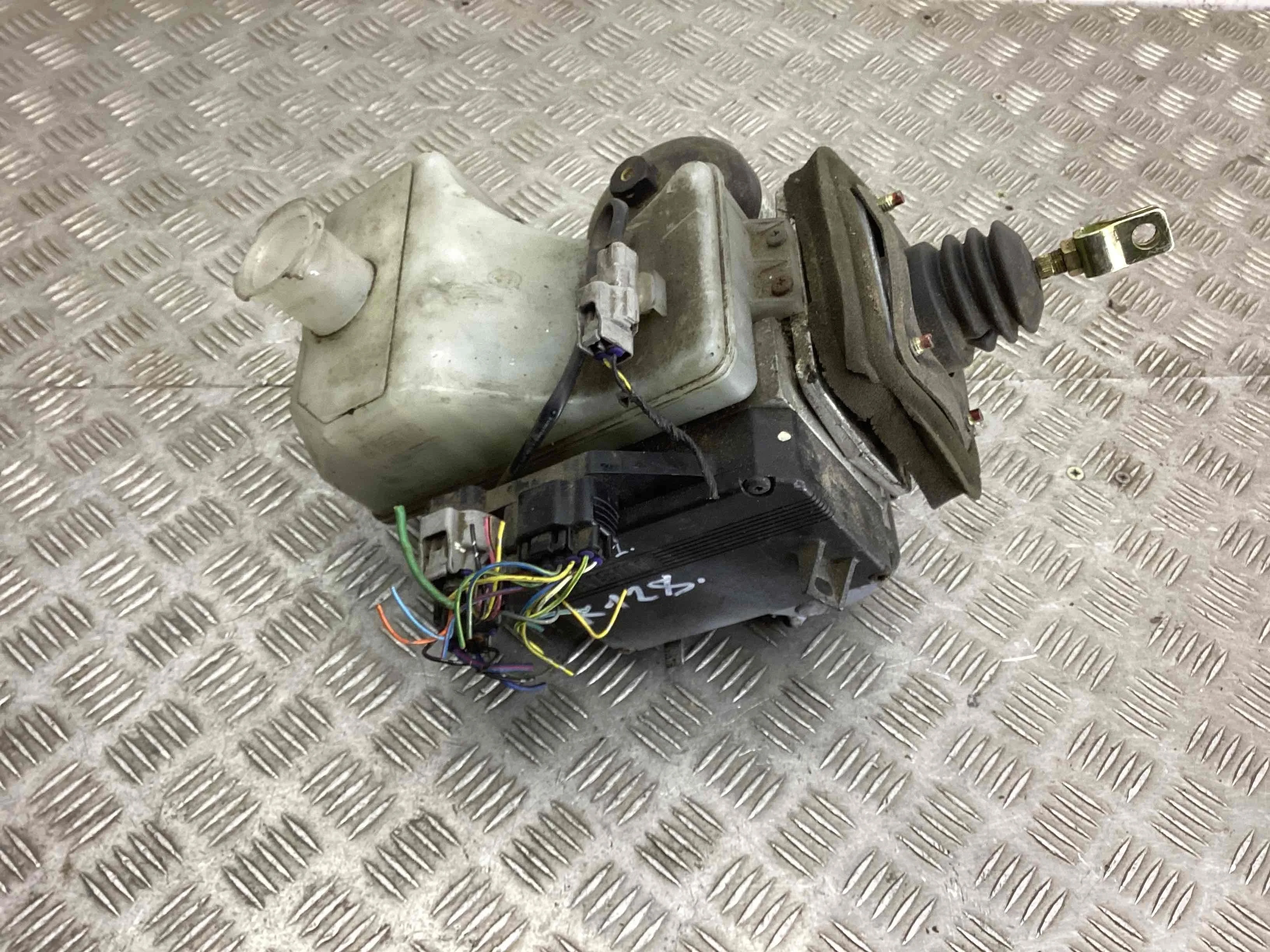 Блок ABS Mitsubishi Pajero III 1999-2006 2002 3,2 TD Дизель АКПП Внедорожник. Pajero