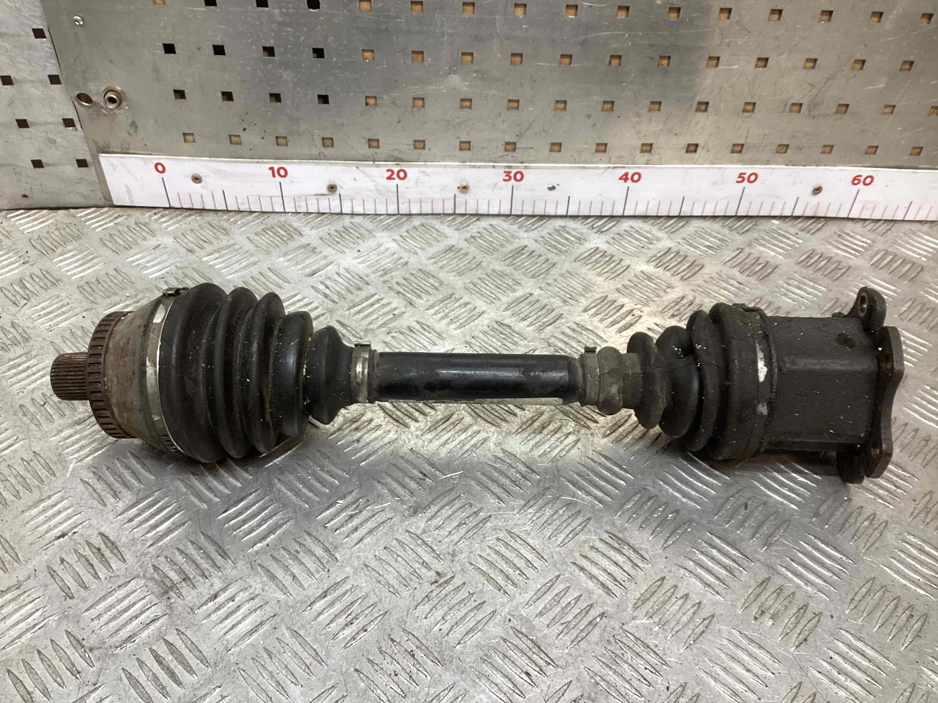 Полуось передняя правая (приводной вал, ШРУС) Audi A4 B6 (8EC, 8E5) 2000-2004 2003 2,5 TDi Дизель АКПП Универсал. A4