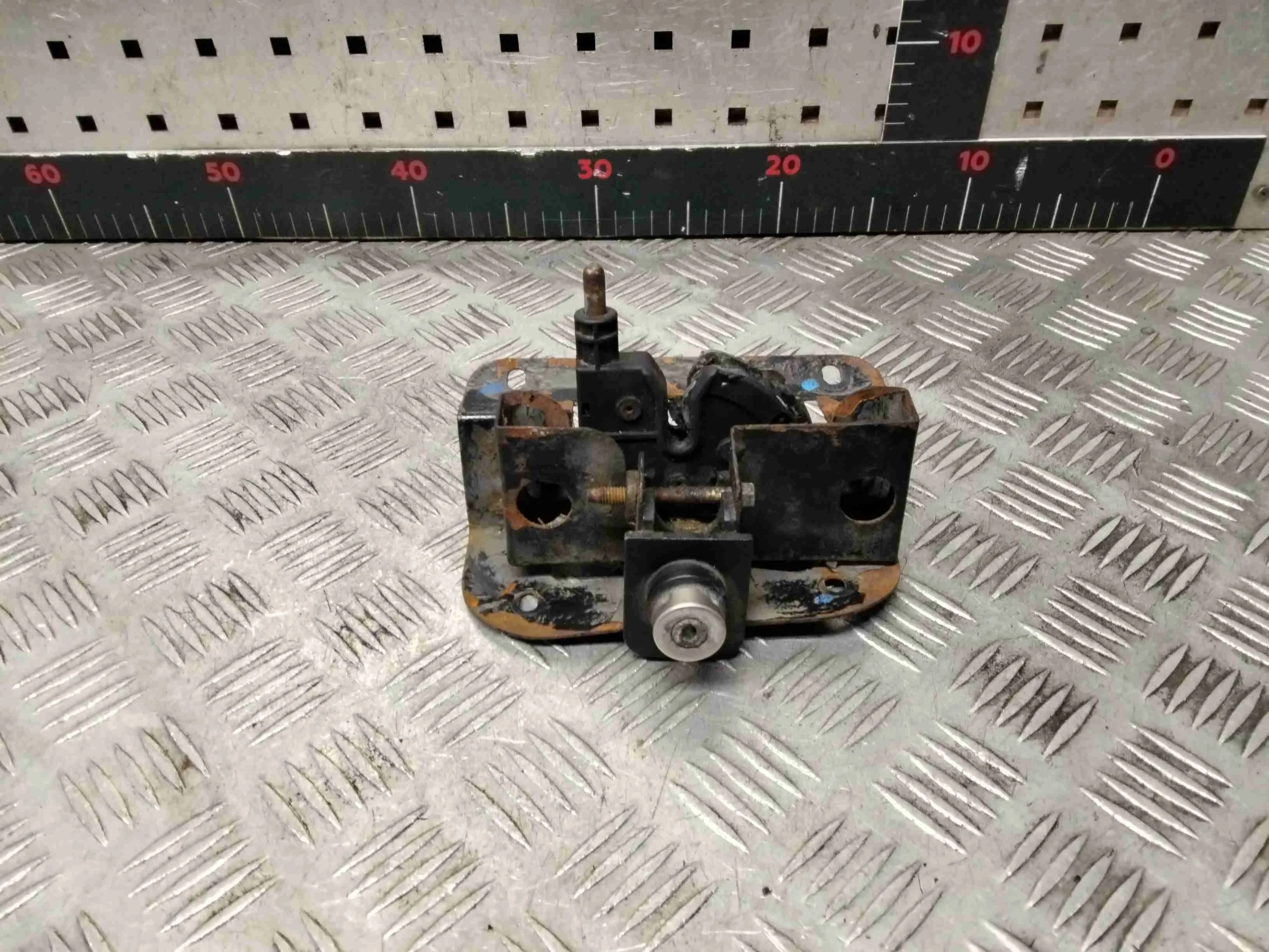 Замок капота Ford T. Connect I 2002-2009 2004 1,8 TDCi Дизель МКПП 5ст. Фургон. Transit Connect