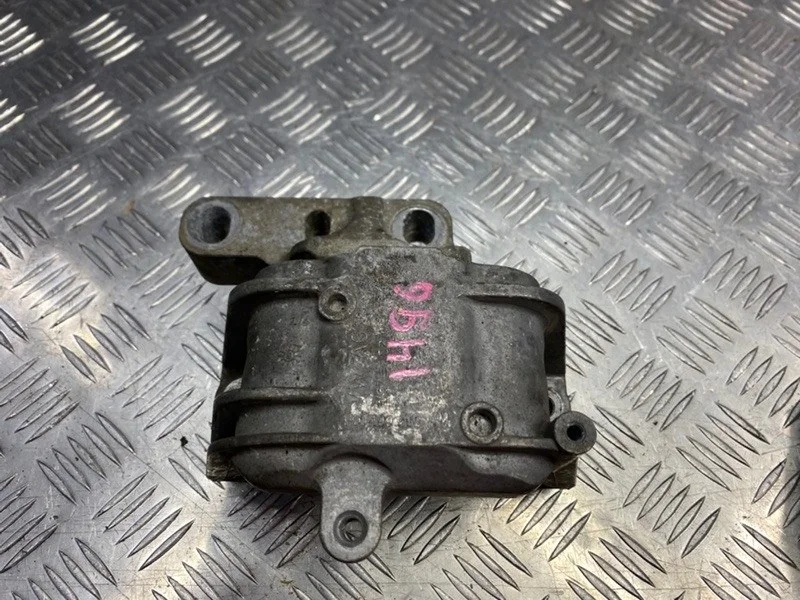 Подушка двигателя volkswagen Passat 2008 1K0199262M B6 BZB, правая