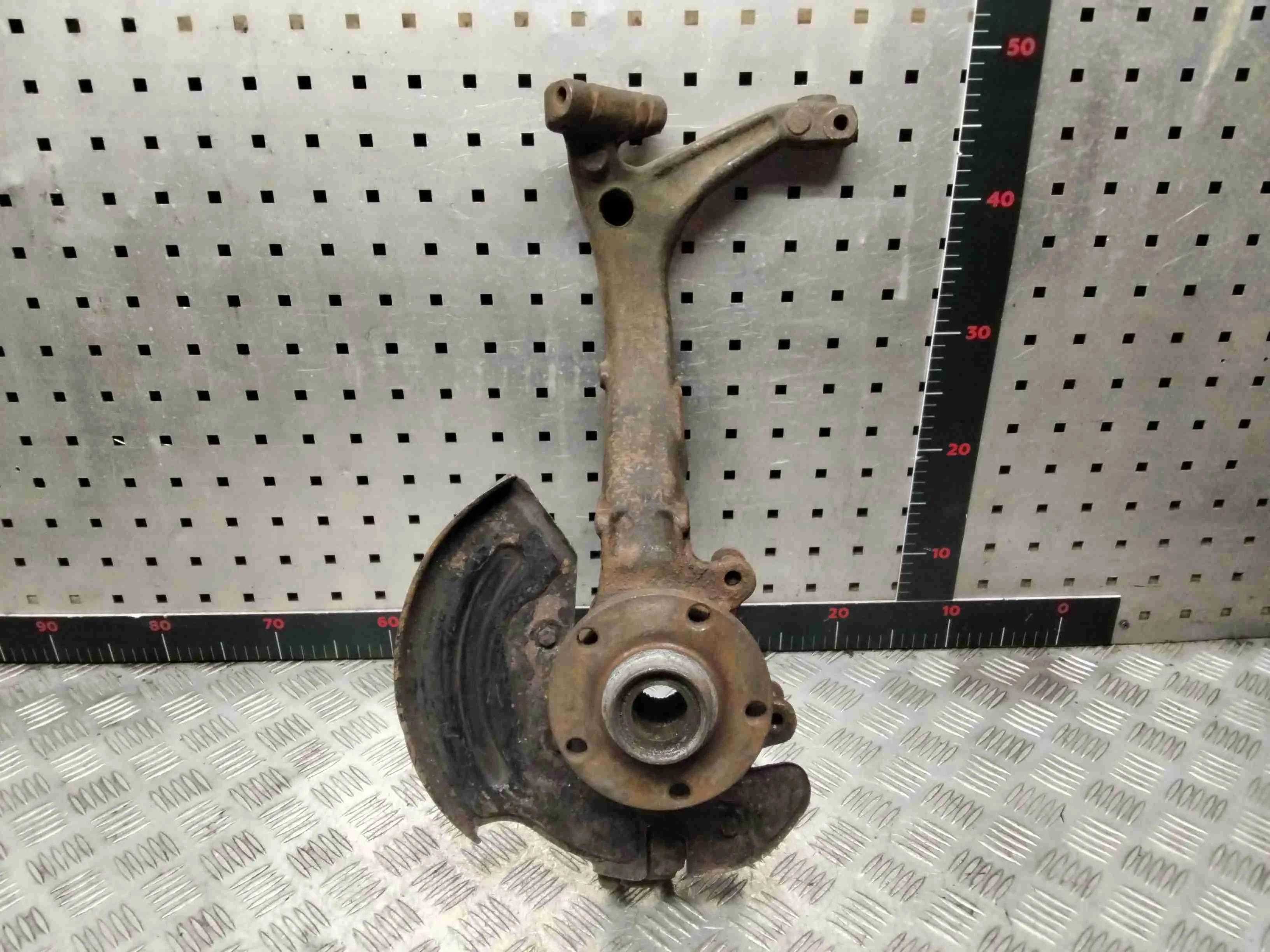 Кулак поворотный левый Audi A4 A4 B5 (8D) 1994-1999 1999 2,5 TDi Дизель МКПП Седан.