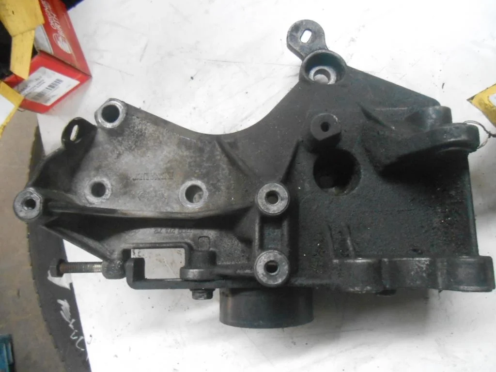 Кронштейн генератора Renault Kangoo Kangoo I 1997-2003 1997 1,4 i Бензин