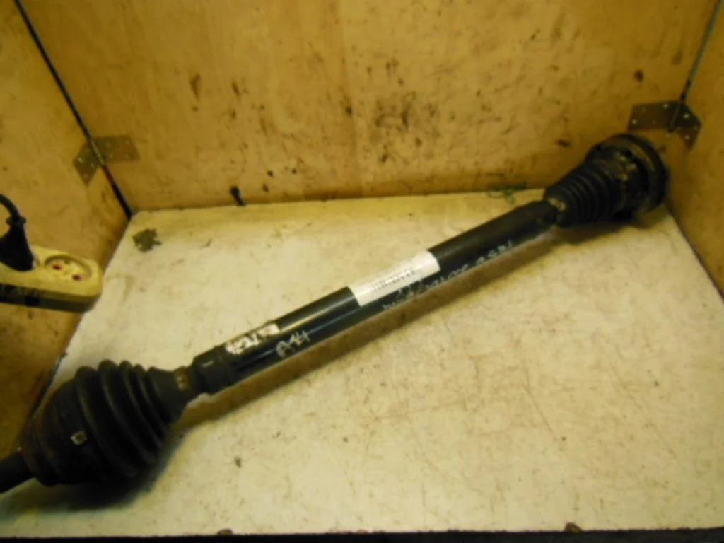 Полуось передняя правая (приводной вал, ШРУС) Volkswagen Passat Passat B6 (3C) 2005-2010 2007 2,0 TDi Дизель МКПП 6ст. Седан.