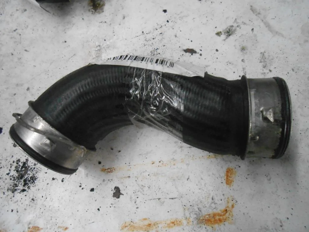 Патрубок интеркулера Volkswagen Passat Passat B6 (3C) 2005-2010 2005 2,0 TDi Дизель МКПП Седан.
