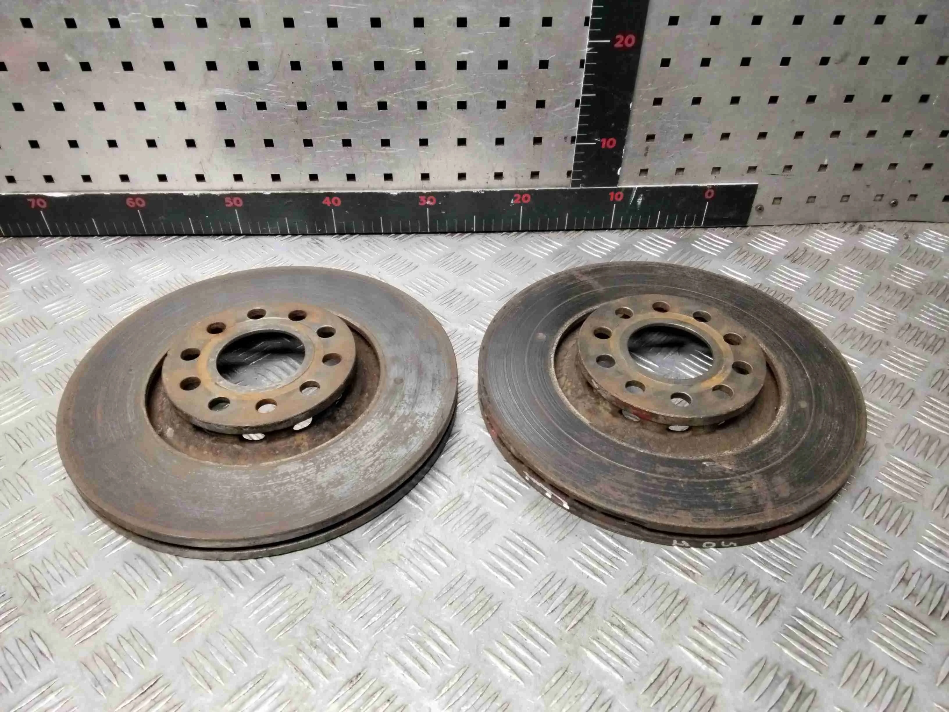 Диск тормозной передний Audi A4 A4 B6 (8EC, 8E5) 2000-2004 2001 2,5 TDi Дизель АКПП Универсал.