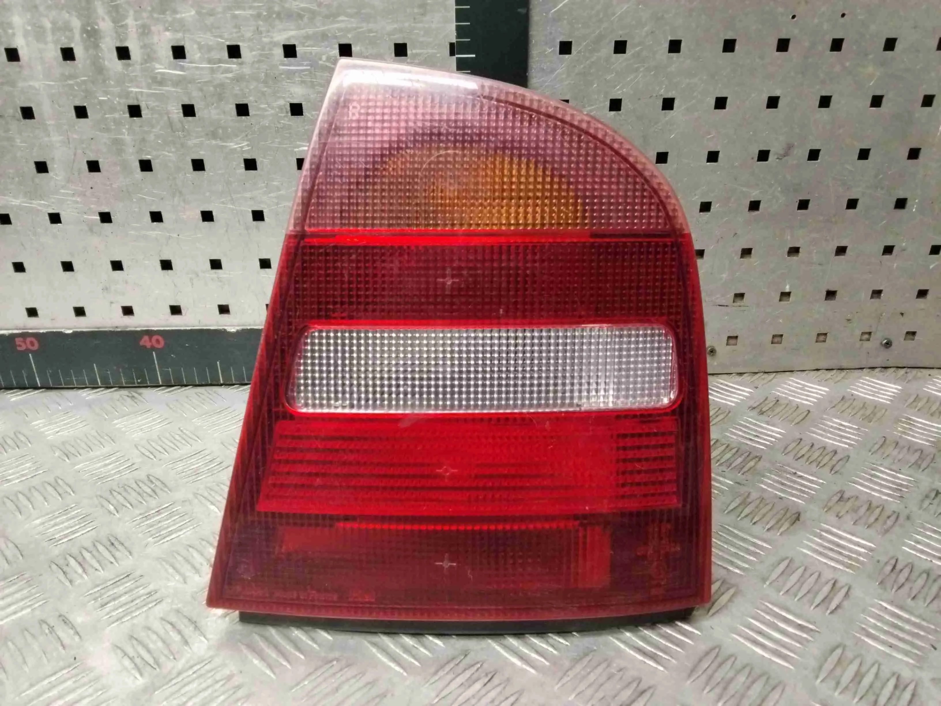 Фонарь задний правый Skoda Octavia Octavia A4 Tour (1U) 1996-2010 1996 1,9 TDi Дизель МКПП 5ст. Хэтчбек.
