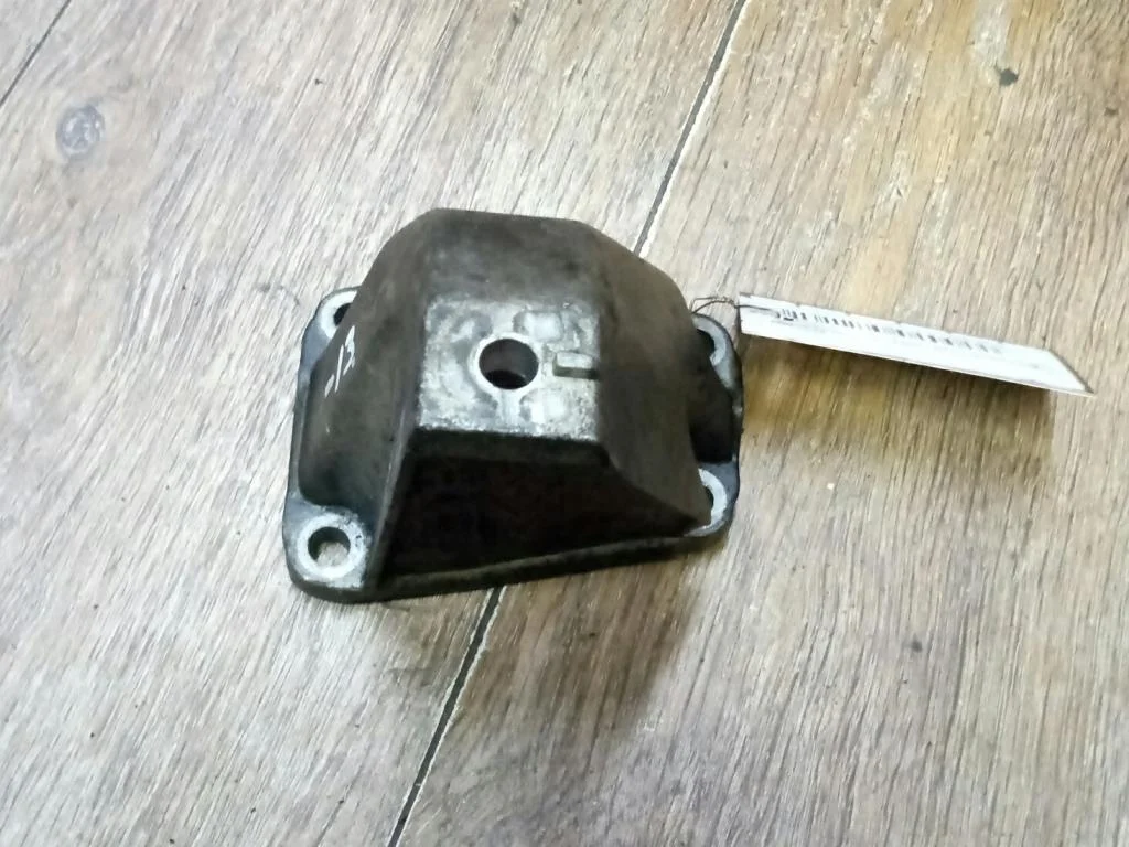 Кронштейн КПП Volkswagen Passat Passat B5 (3B) 1996-2000 1998 1,9 TDi Дизель МКПП Седан.