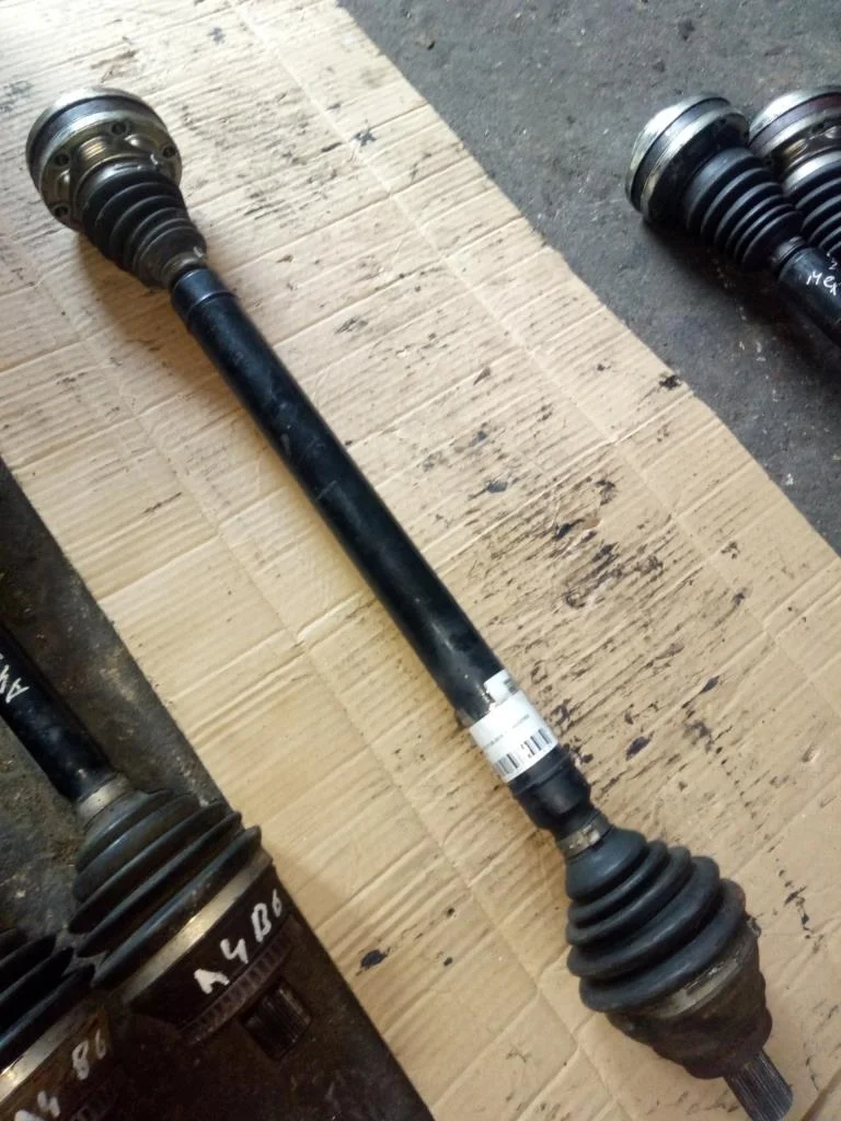 Полуось передняя правая (приводной вал, ШРУС) Volkswagen Passat Passat B6 (3C) 2005-2010 2005 2,0 TDi Дизель МКПП 6ст. Седан.