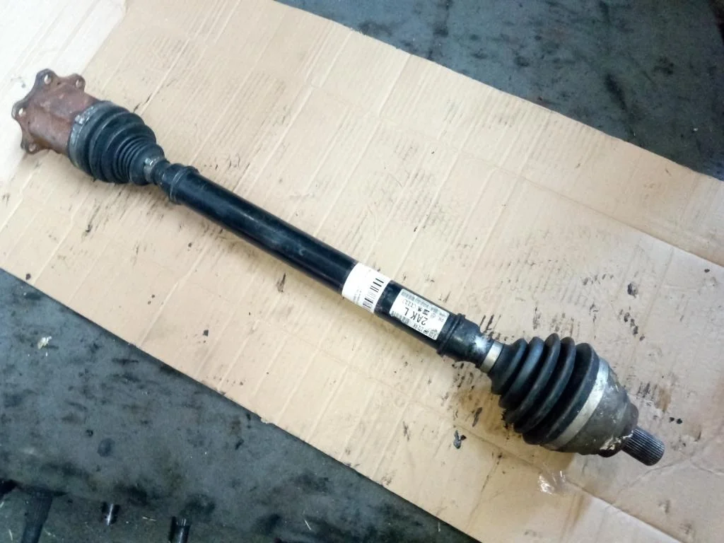 Полуось передняя правая (приводной вал, ШРУС) Volkswagen Passat Passat B6 (3C) 2005-2010 2006 1,9 TDi Дизель АКПП Седан.