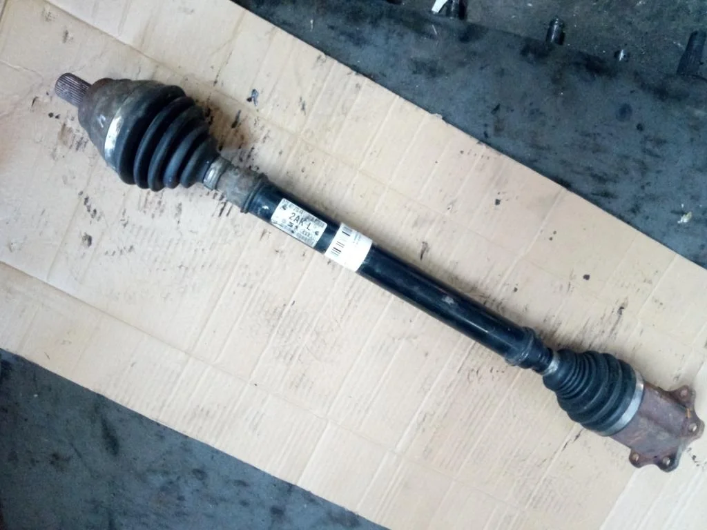 Полуось передняя правая (приводной вал, ШРУС) Volkswagen Passat Passat B6 (3C) 2005-2010 2006 1,9 TDi Дизель АКПП Седан.