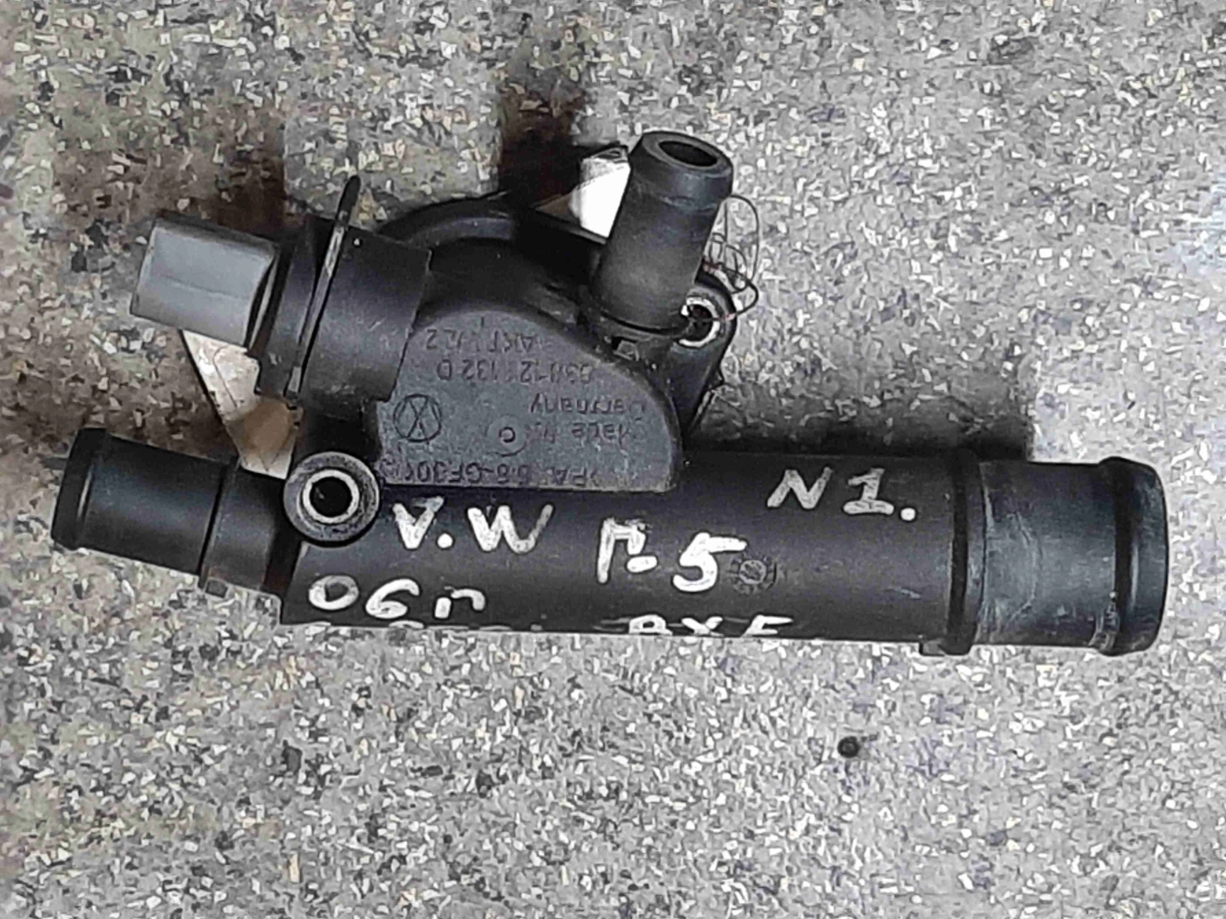 Фланец (тройник) системы охлаждения Volkswagen Golf Golf V (1K) 2004-2009 2006 1,9 TDi Дизель АКПП Хэтчбек.
