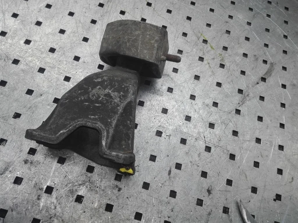 Кронштейн КПП Volkswagen Passat Passat B5 (3B) 1996-2000 1998 1,9 TDi Дизель МКПП Седан.