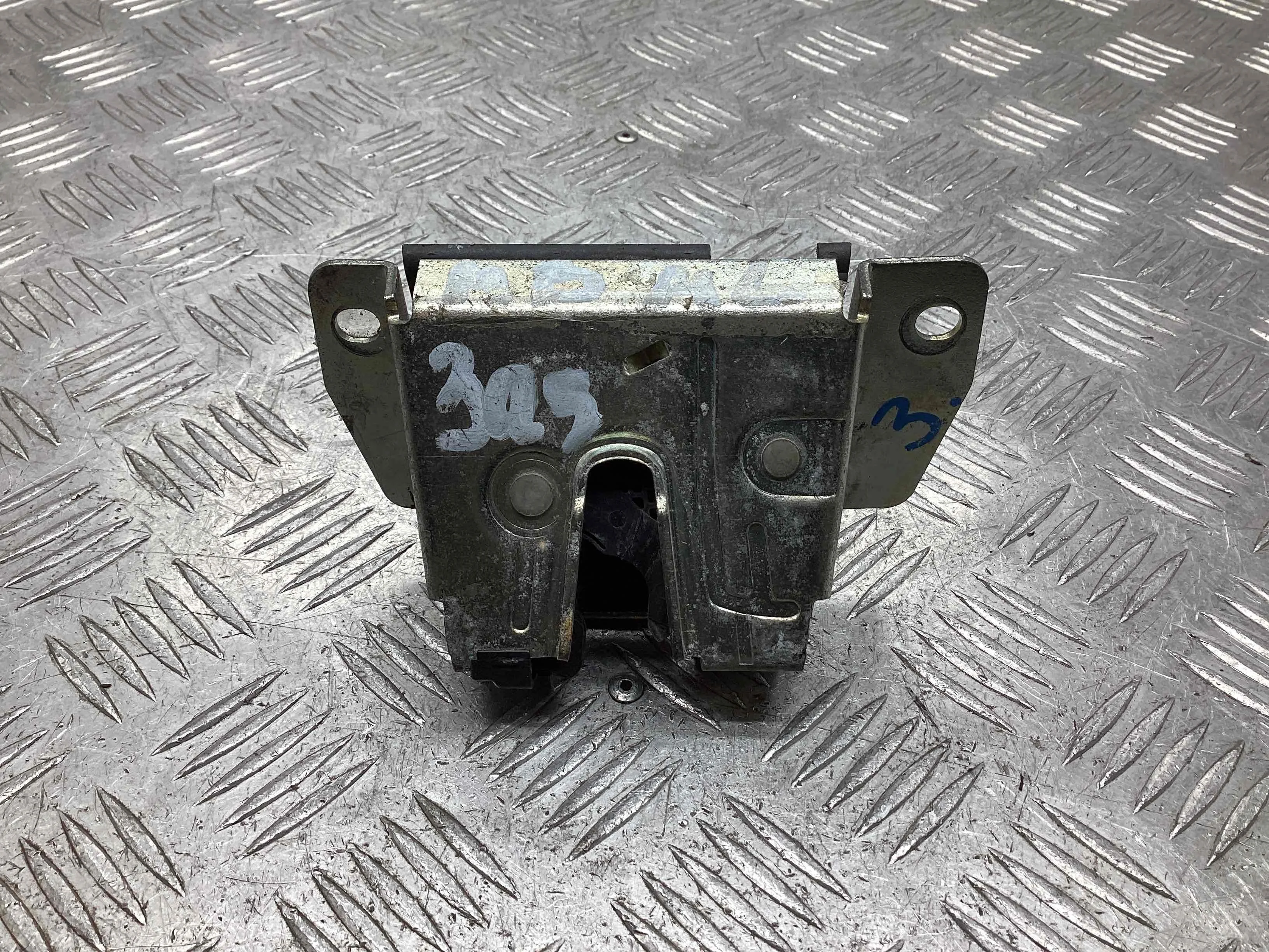 Замок багажника Mercedes ML (W163) 2001-2005 рестайлинг  2003 2,7 CDi Дизель АКПП Внедорожник.