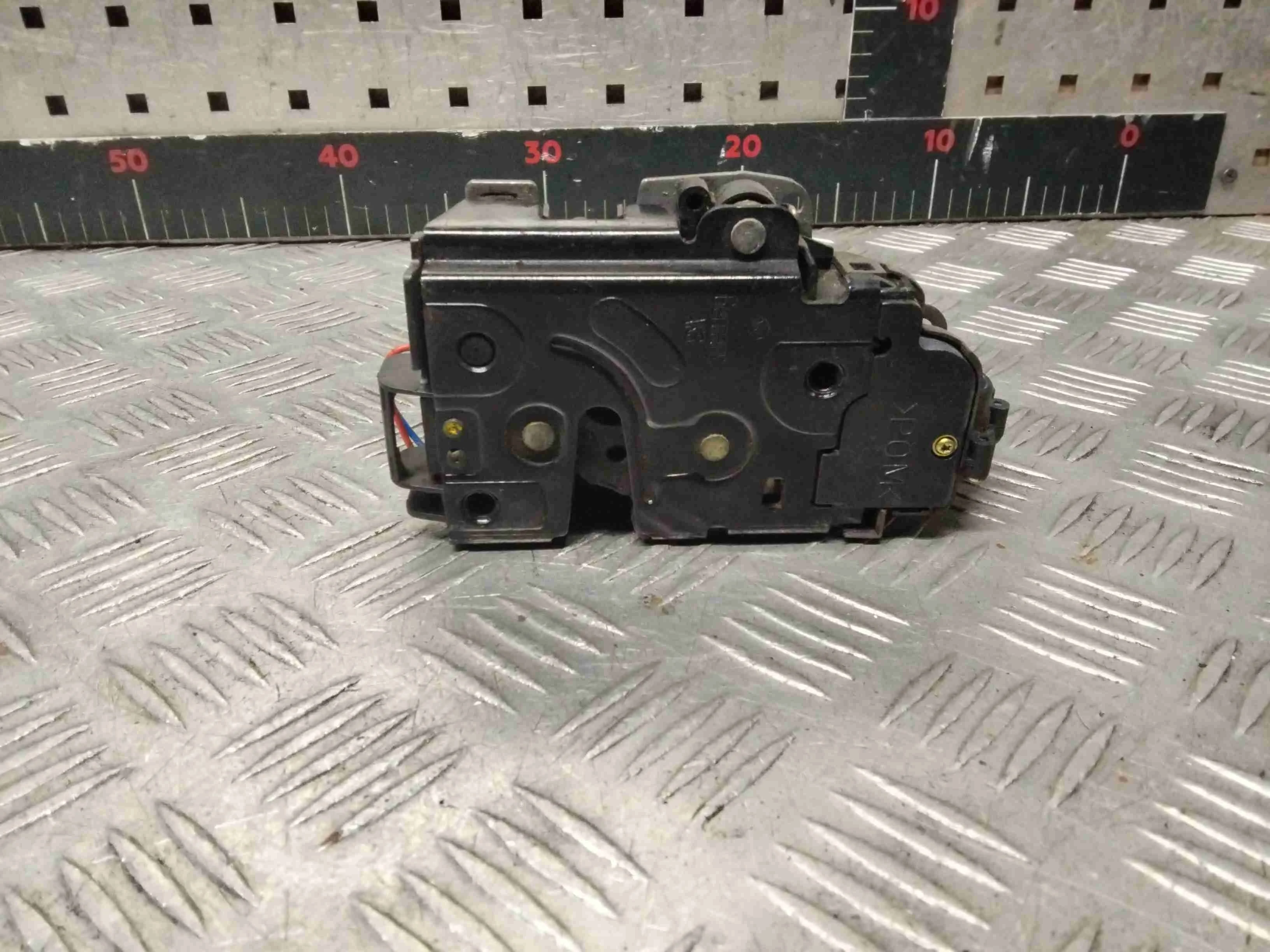 Замок двери передней левой Volkswagen Golf Golf IV (1J) 1997-2004 2000 1,9 TDi Дизель МКПП 5ст. Универсал.