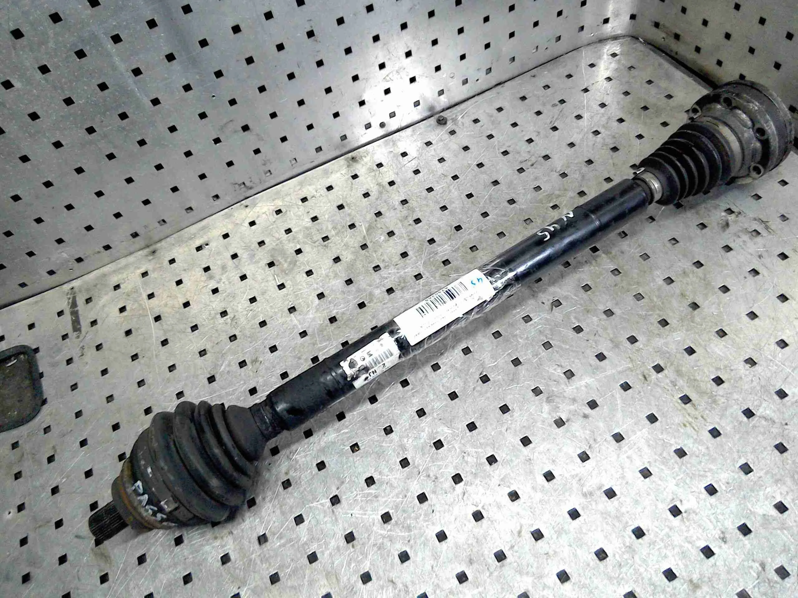 Полуось передняя правая (приводной вал, ШРУС) Volkswagen Passat Passat B6 (3C) 2005-2010 2006 2,0 TDi Дизель МКПП 6ст. Седан.