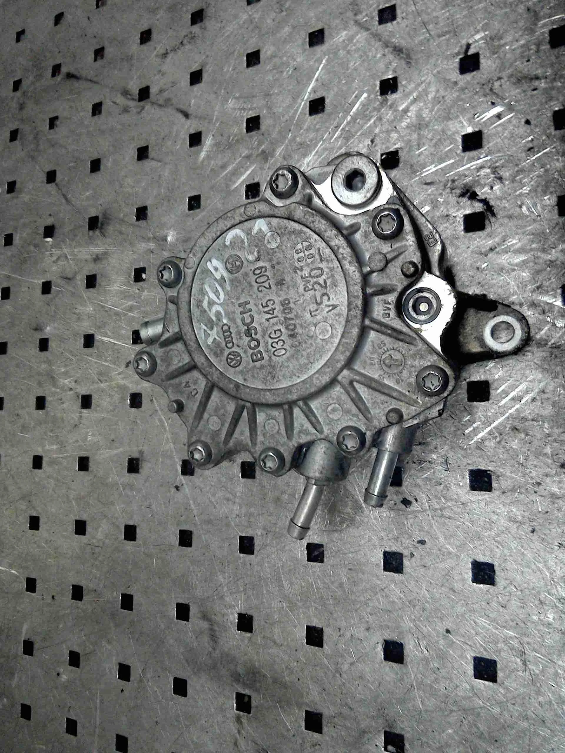 Насос вакуумный Audi A4 A4 B7 (8EC, 8ED) 2004-2008 2007 2,0 TDi Дизель МКПП Седан.
