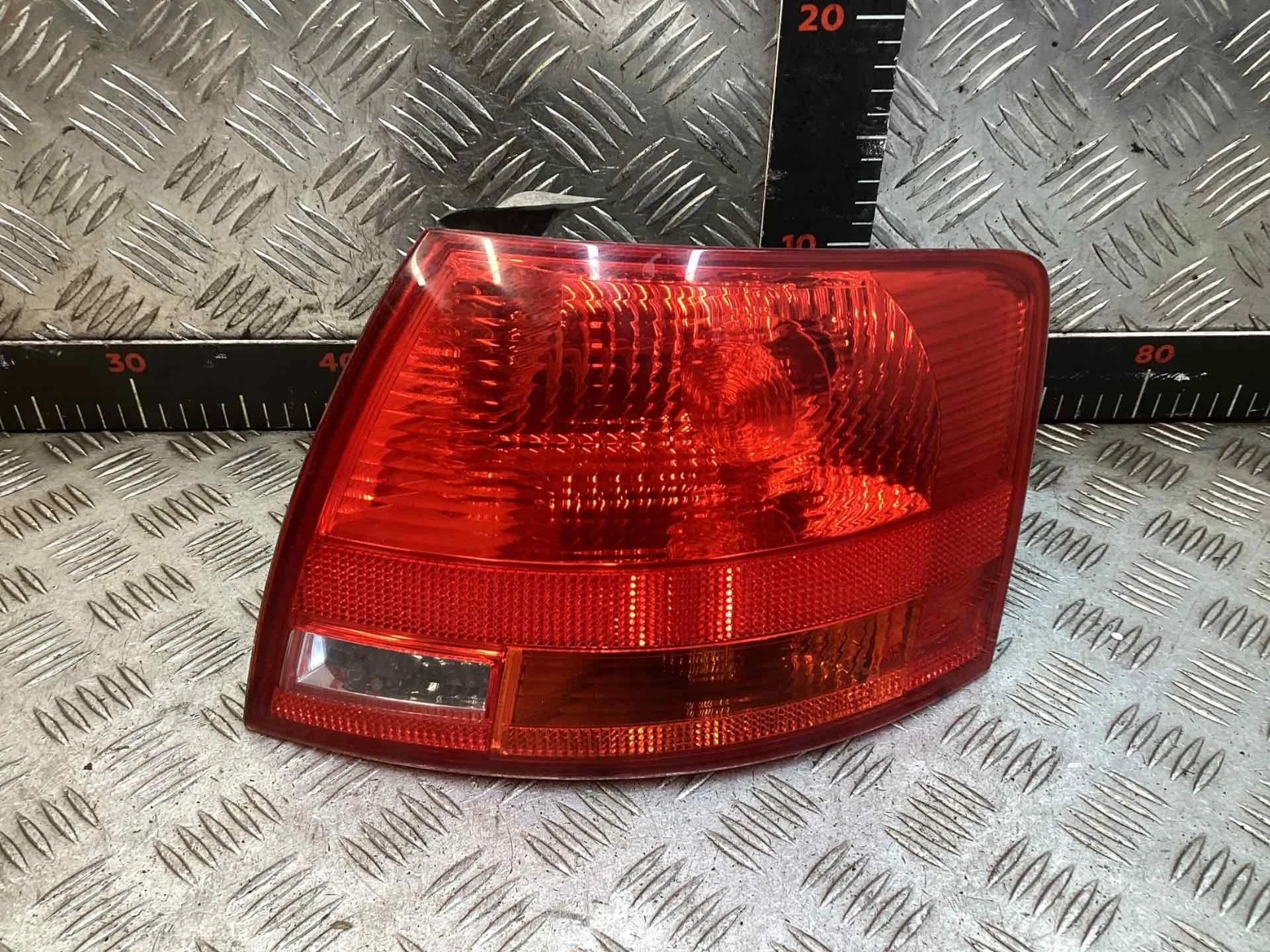 Фонарь задний правый Audi A4 A4 B7 (8EC, 8ED) 2004-2008 2007 2,0 TDi Дизель МКПП Универсал.