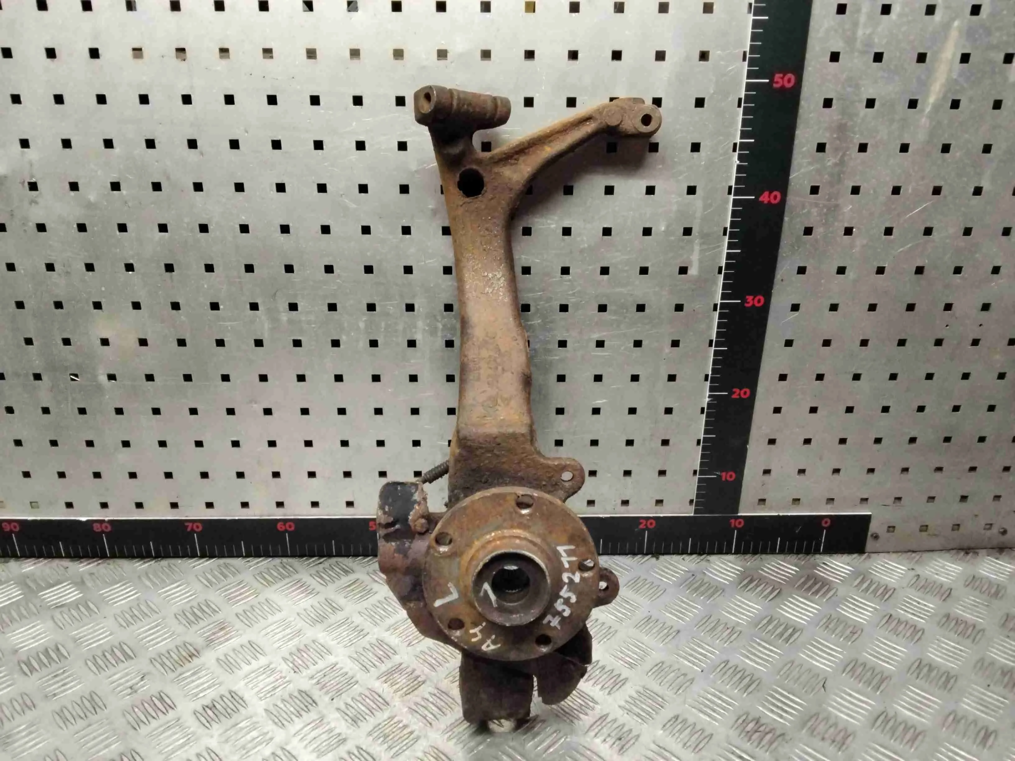 Кулак поворотный левый Audi A4 A4 B5 (8D) 1994-1999 1999 1,6 i Бензин МКПП Седан.
