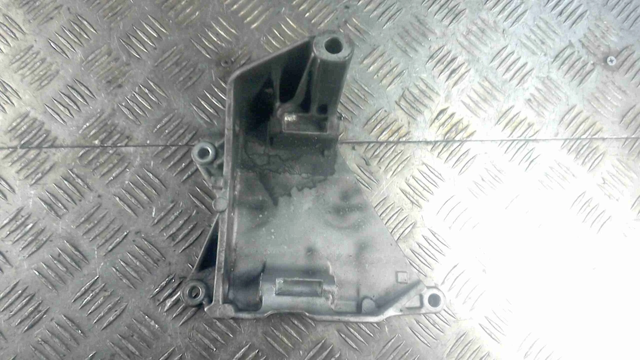 Кронштейн генератора Volkswagen Touareg Touareg I (7L) 2002-2006 2005 2,5 TDi Дизель АКПП Внедорожник.