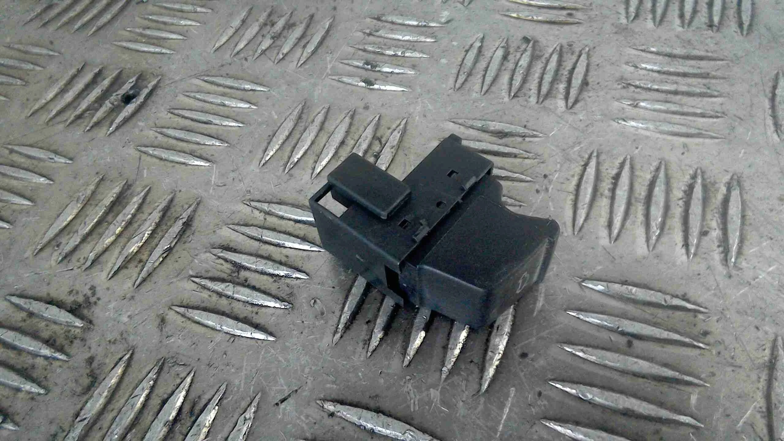 Кнопка открытия багажника Volkswagen Passat Passat B5+ (3B) 2000-2005 рестайлинг 2003