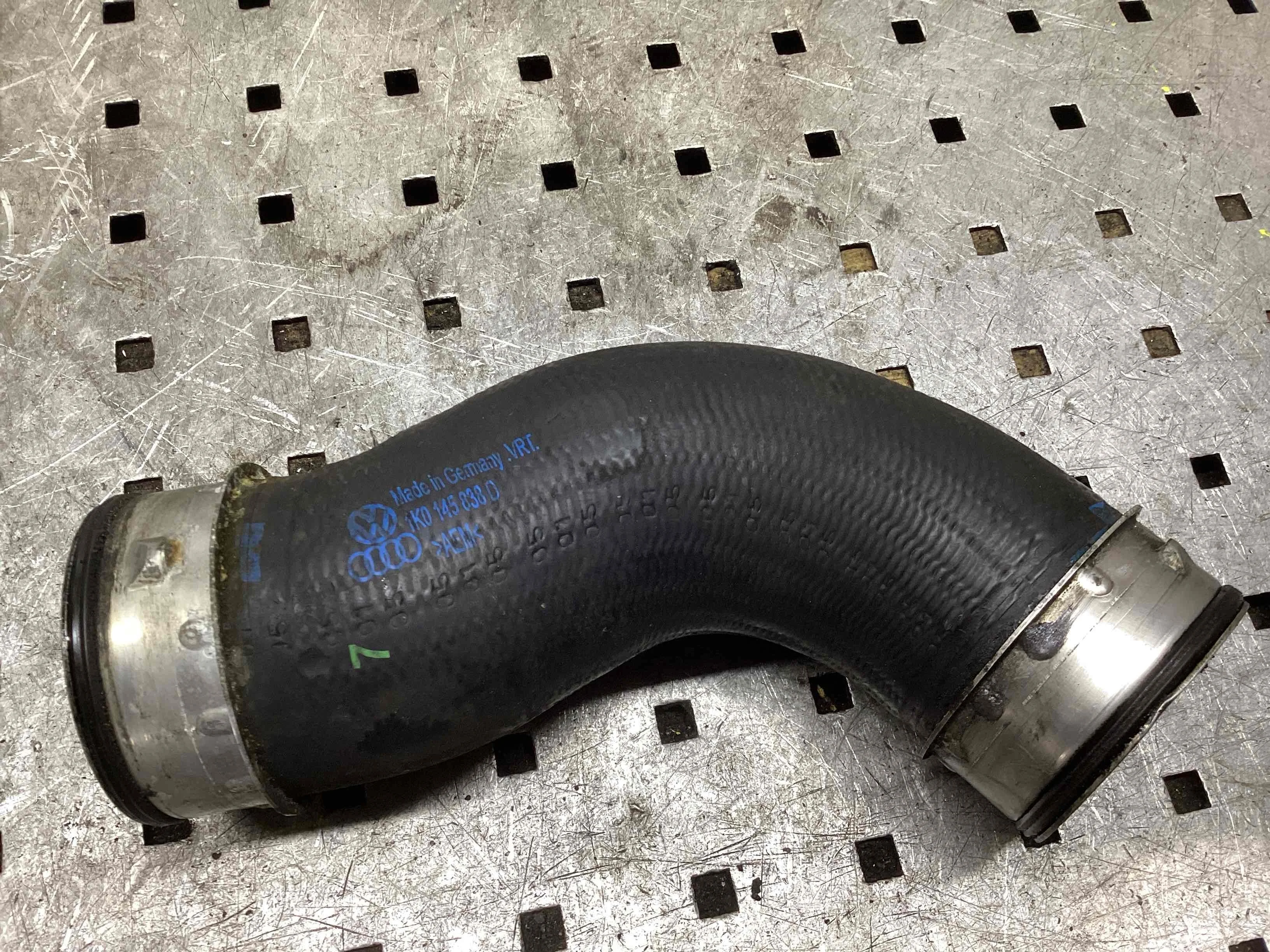 Патрубок интеркулера Volkswagen Touran Touran I (1T) 2003-2006 2005 2,0 TDi Дизель МКПП 6ст. Минивэн.