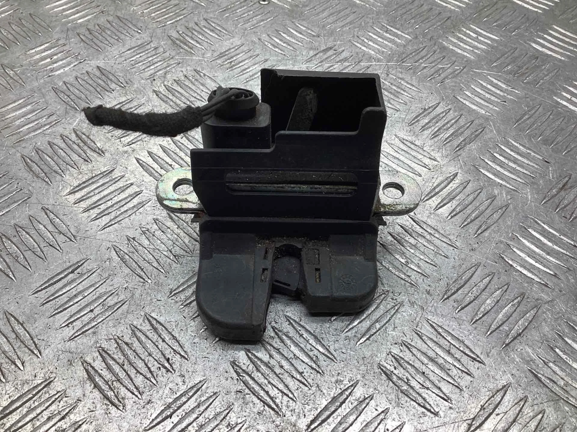 Замок багажника Volkswagen Passat Passat B6 (3C) 2005-2010 2006     Универсал.