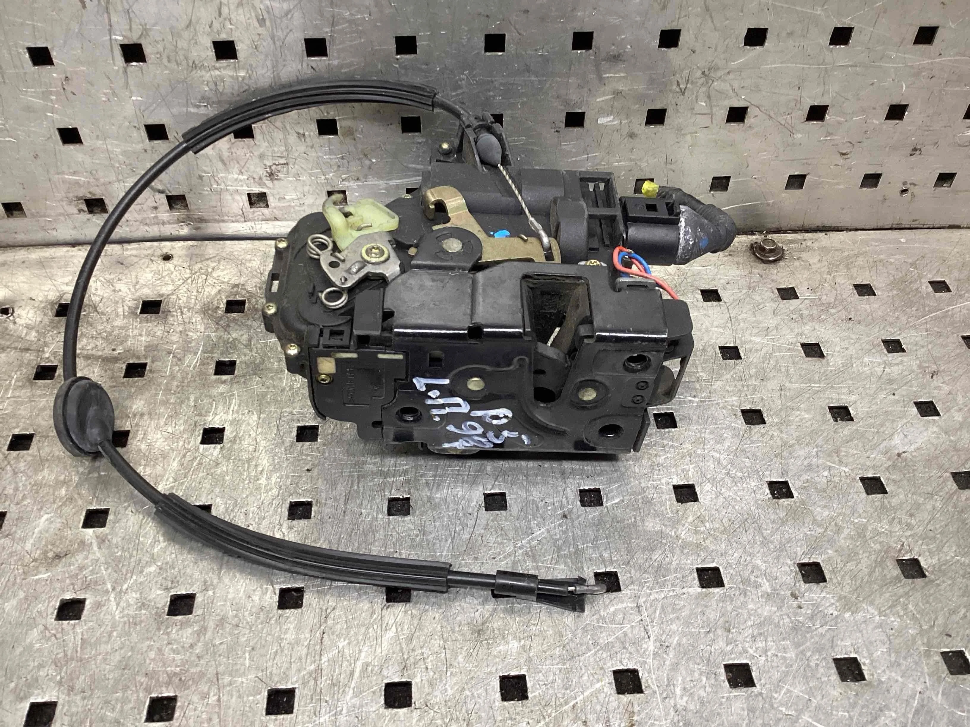 Замок двери передней левой Volkswagen Passat Passat B5 (3B) 1996-2000 1997