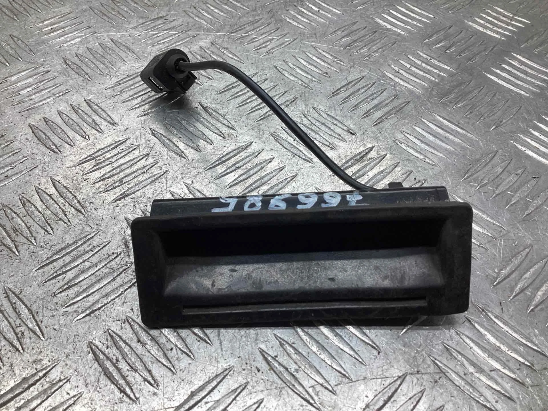 Ручка крышки багажника Volkswagen Touareg Touareg I (7L) 2002-2006 2004