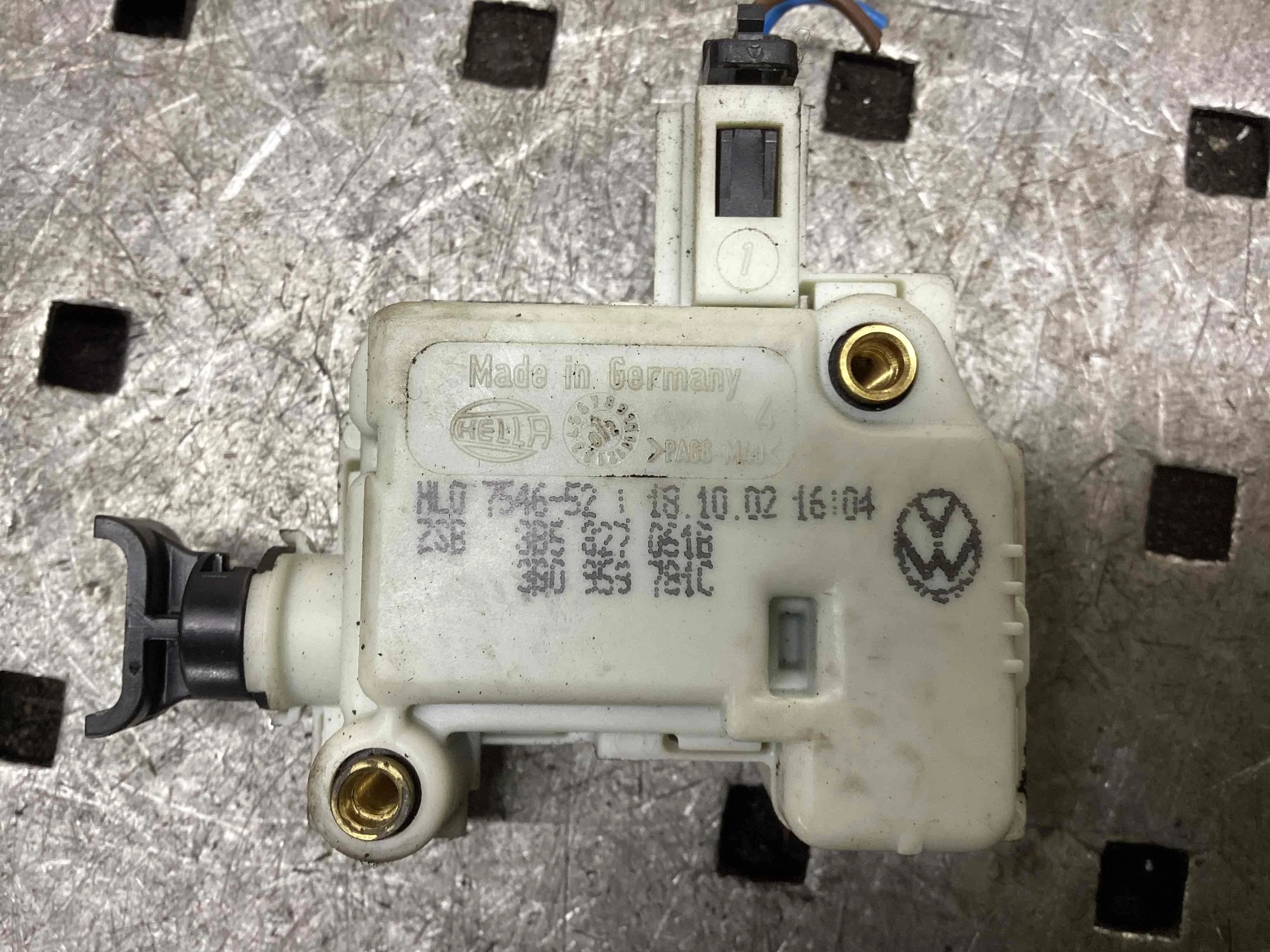 Активатор замка багажника Volkswagen Touareg Touareg I (7L) 2002-2006 2003 2,5 TDi Дизель АКПП Внедорожник.