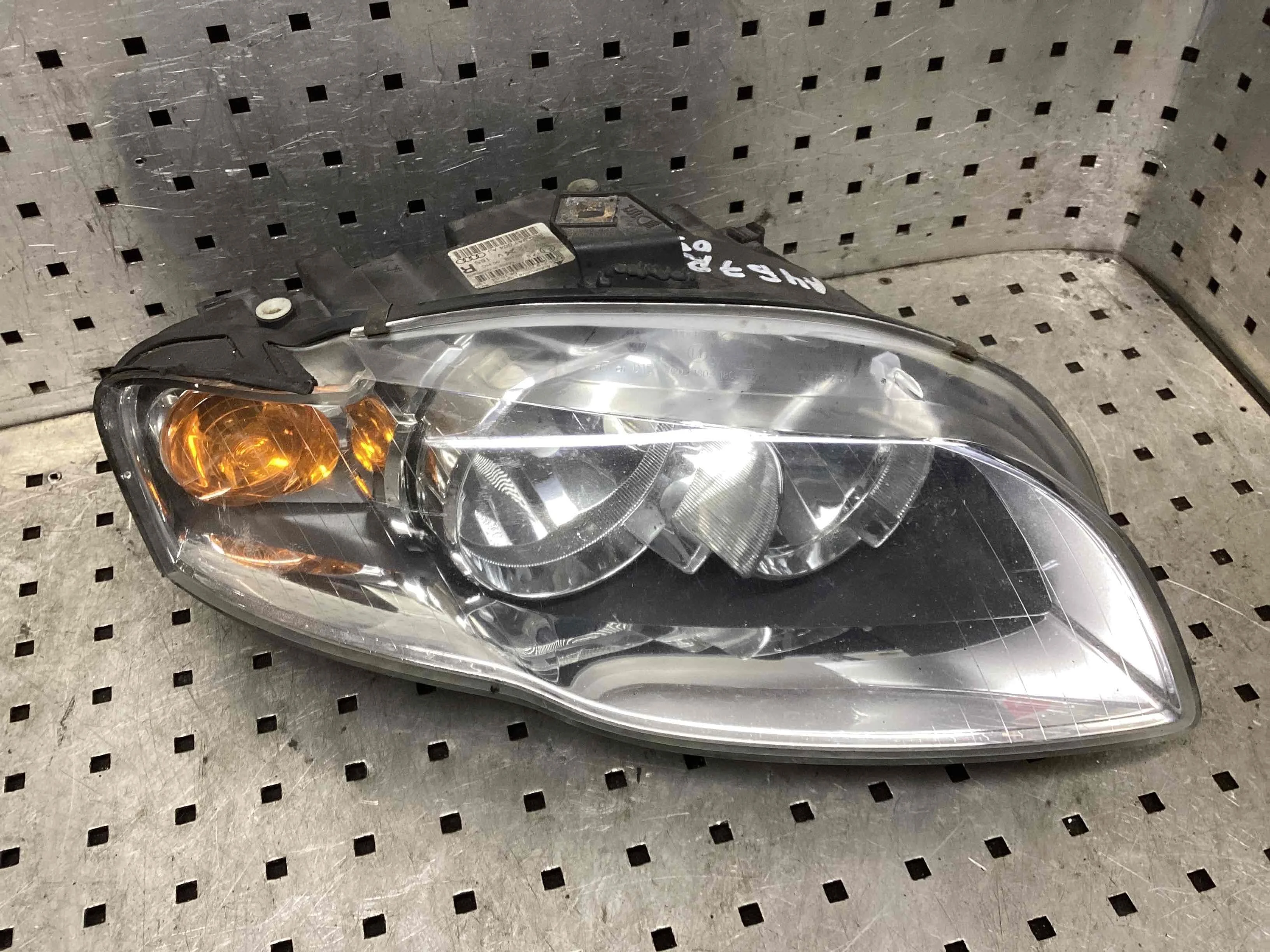 Фара правая Audi A4 A4 B7 (8EC, 8ED) 2004-2008 2005 2,0 TDi Дизель МКПП Седан.