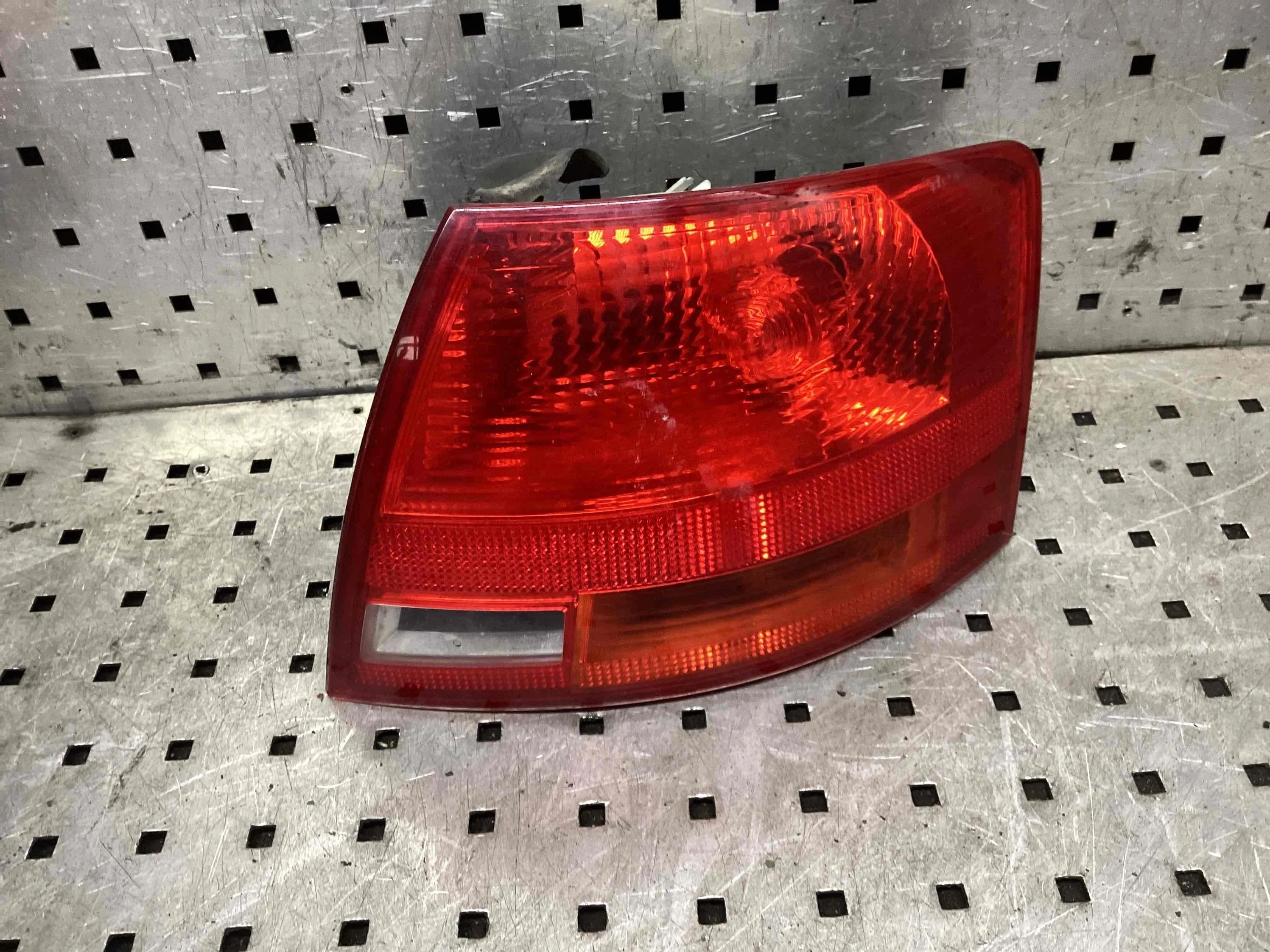 Фонарь задний правый Audi A4 A4 B7 (8EC, 8ED) 2004-2008 2007 2,0 TDi Дизель МКПП Универсал.