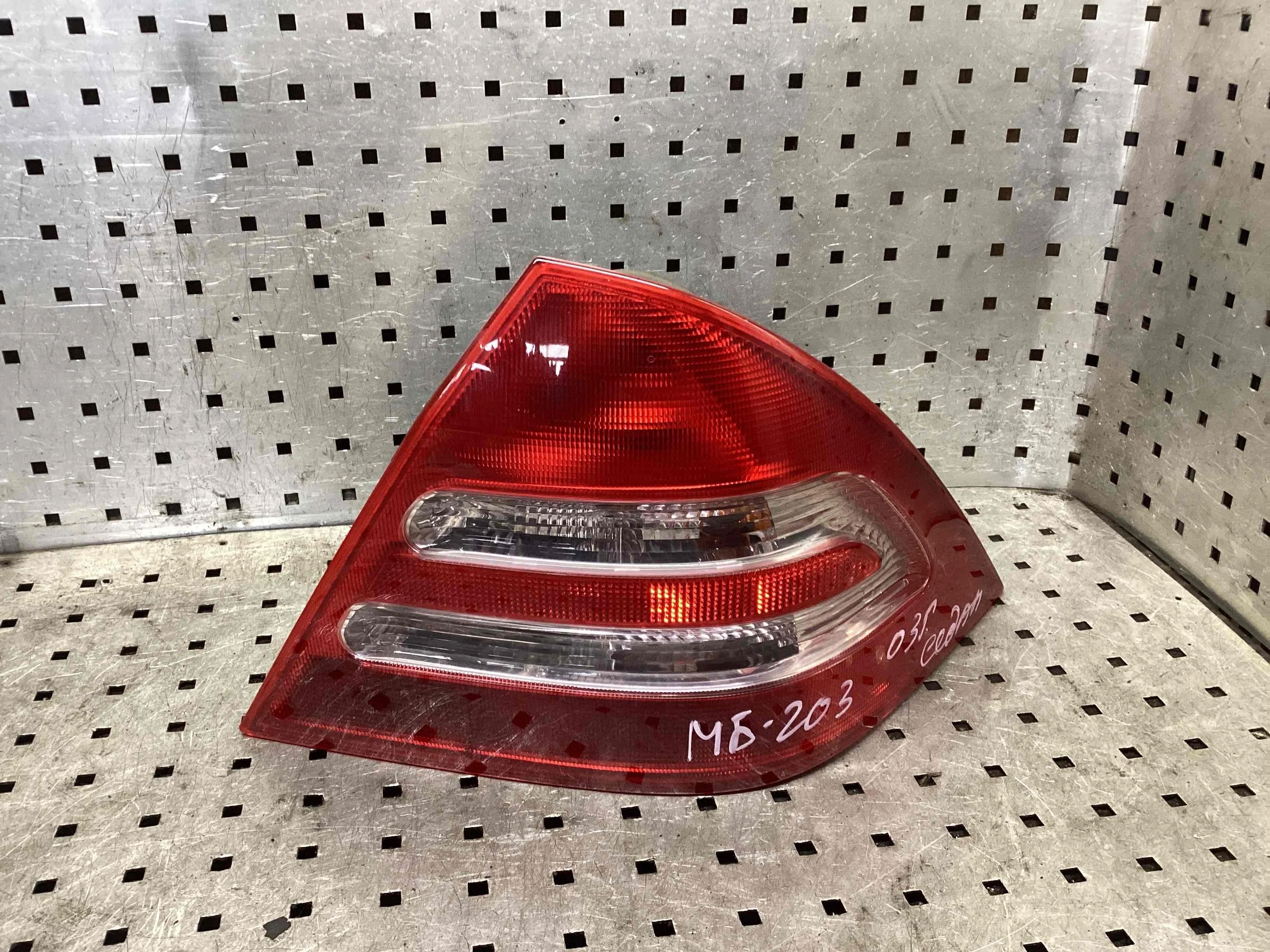 Фонарь задний правый Mercedes C (W203) 2000-2004  2003 2,2 CDi Дизель МКПП Седан.