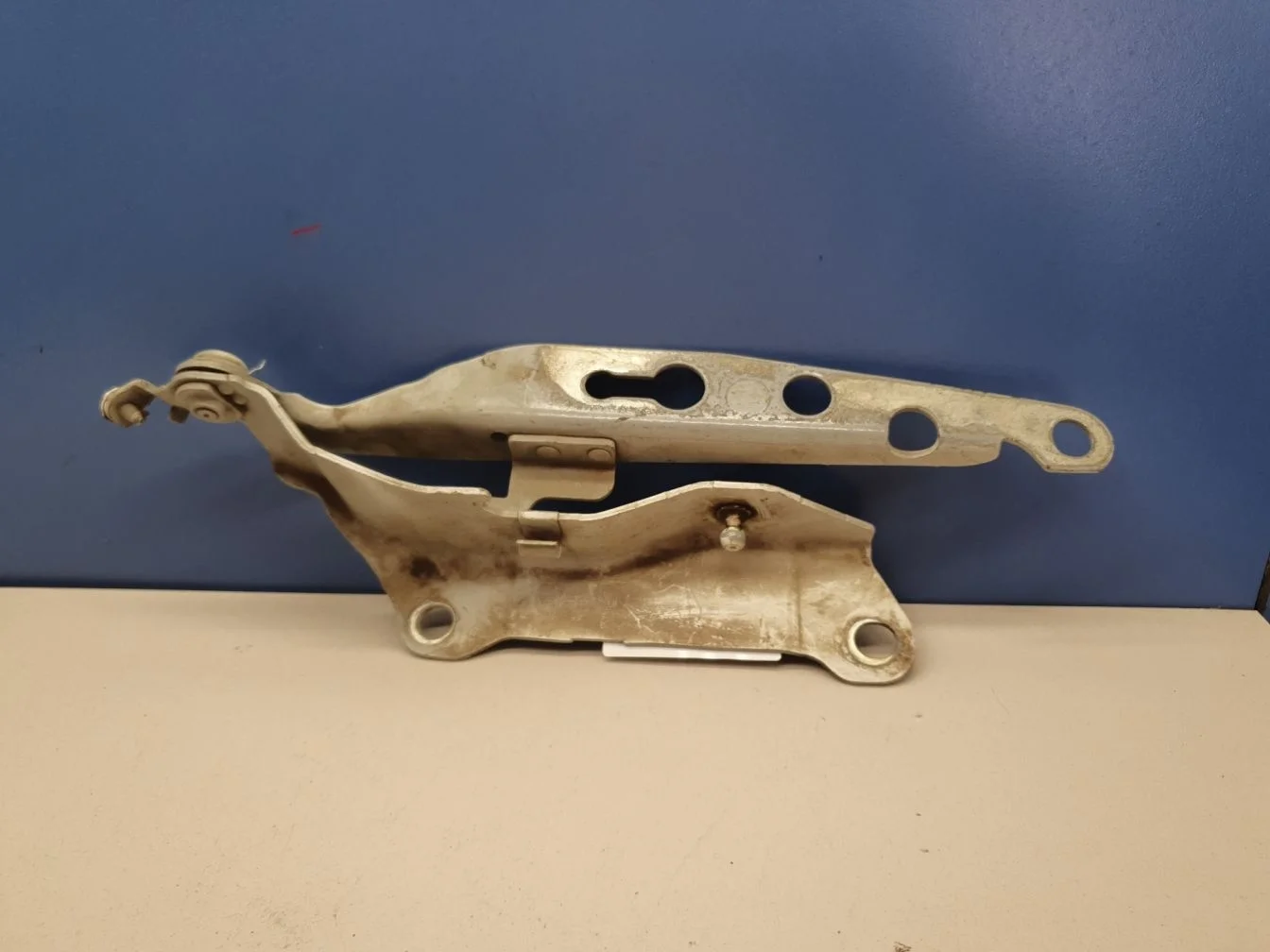 Петля капота правая для Volvo XC90 2002-2015