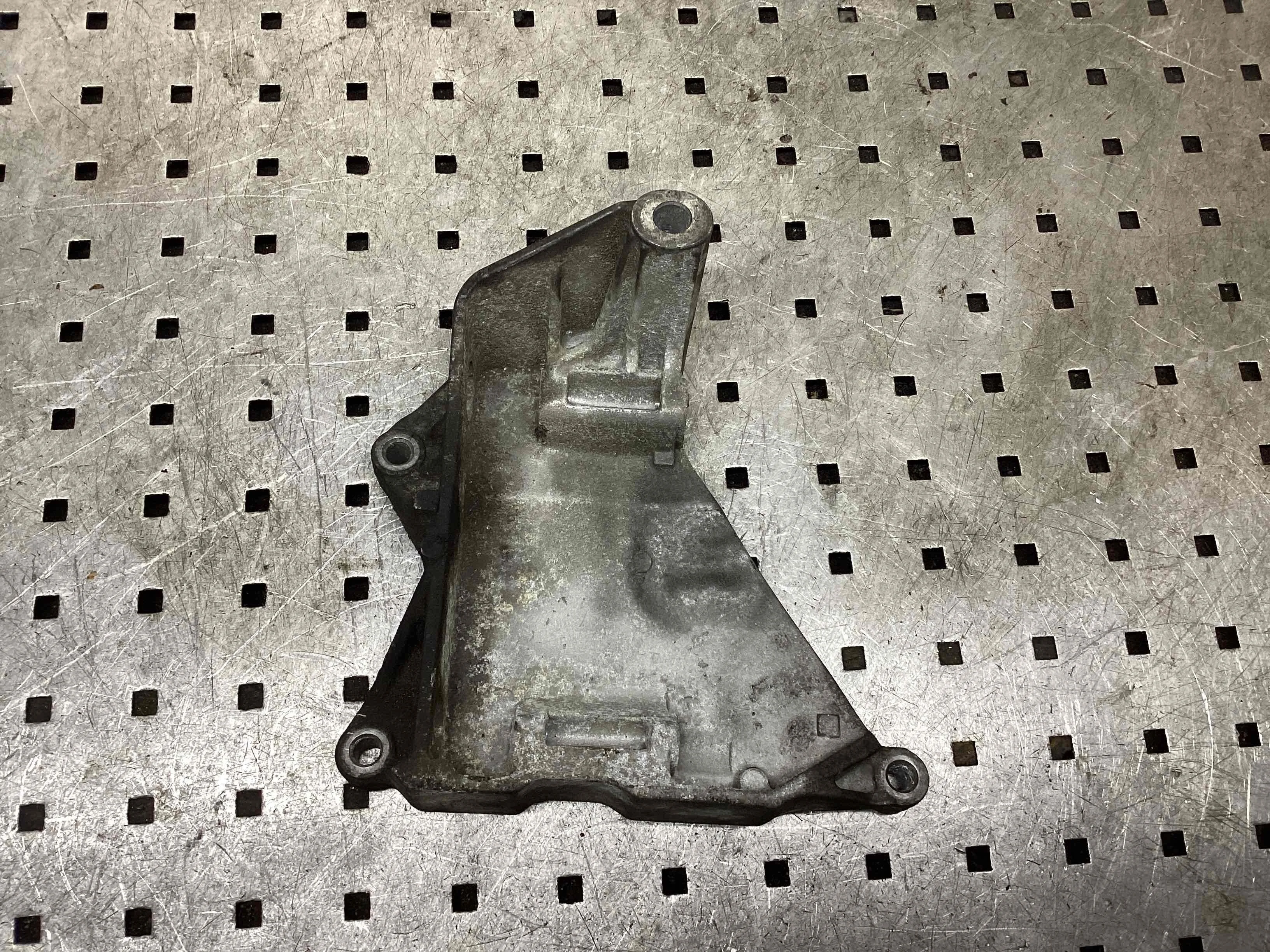 Кронштейн генератора Volkswagen Touareg Touareg I (7L) 2002-2006 2005 2,5  Дизель