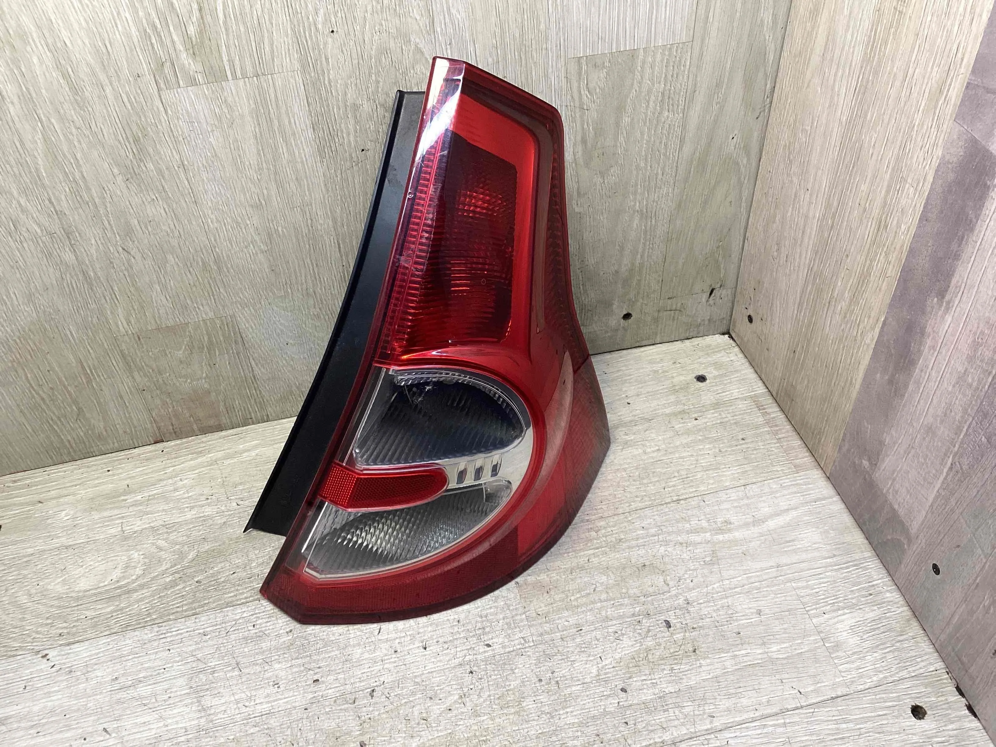 Фонарь задний правый Dacia Sandero Sandero I (B90) 2008-2012 2009 1,4 i Бензин МКПП 5ст. Хэтчбек 5дв.